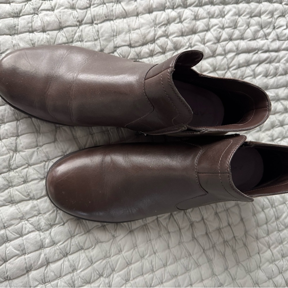 Aravon Women's Brown Ankle Booties